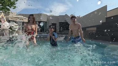 快乐的一家四口在泳池里戏水